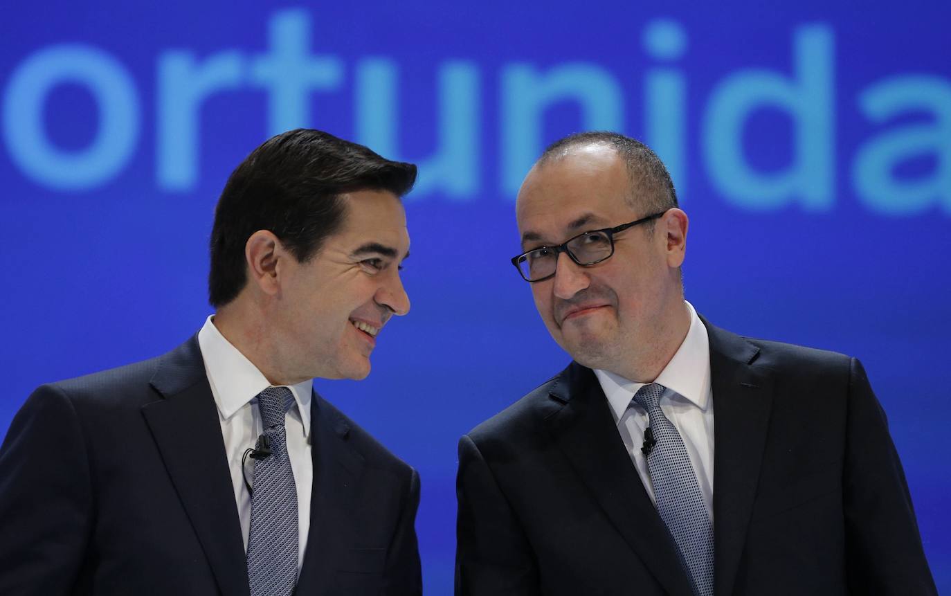 Carlos Torres, a la izquierda, presidente de BBVA, junto al consejero delegado Onur Genç.