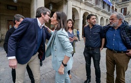 Garbiñe Ruiz saluda a Gorka Urtaran en la Plaza de España