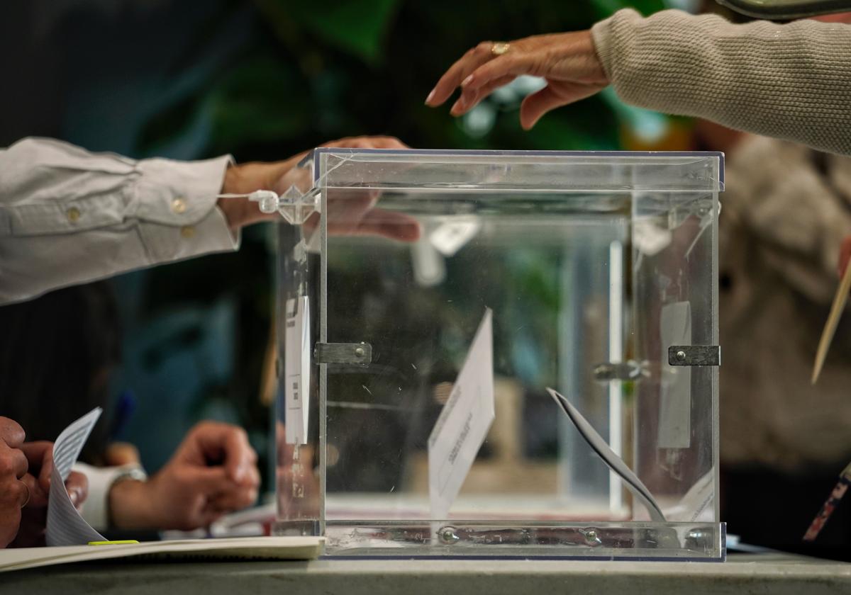 Un votante deposita su sufragio durante las elecciones de este domingo