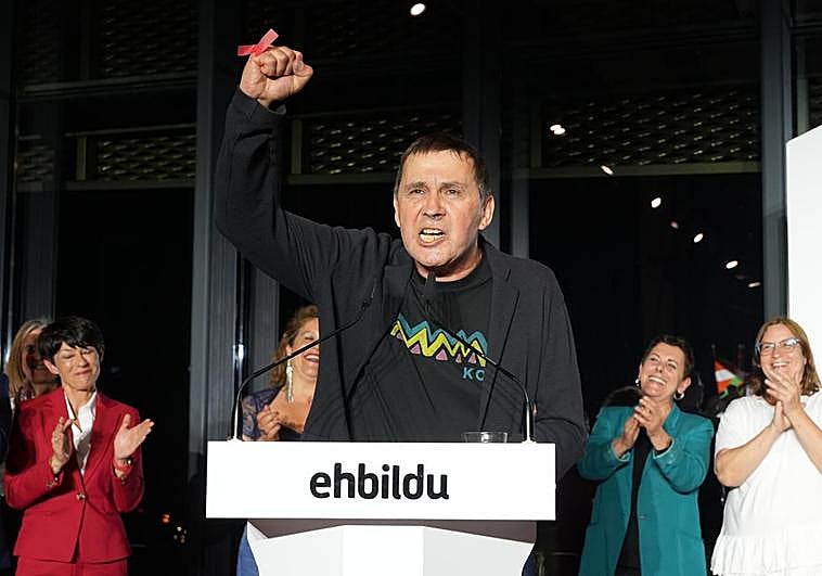 Otegi celebra los reusltados en Donostia.