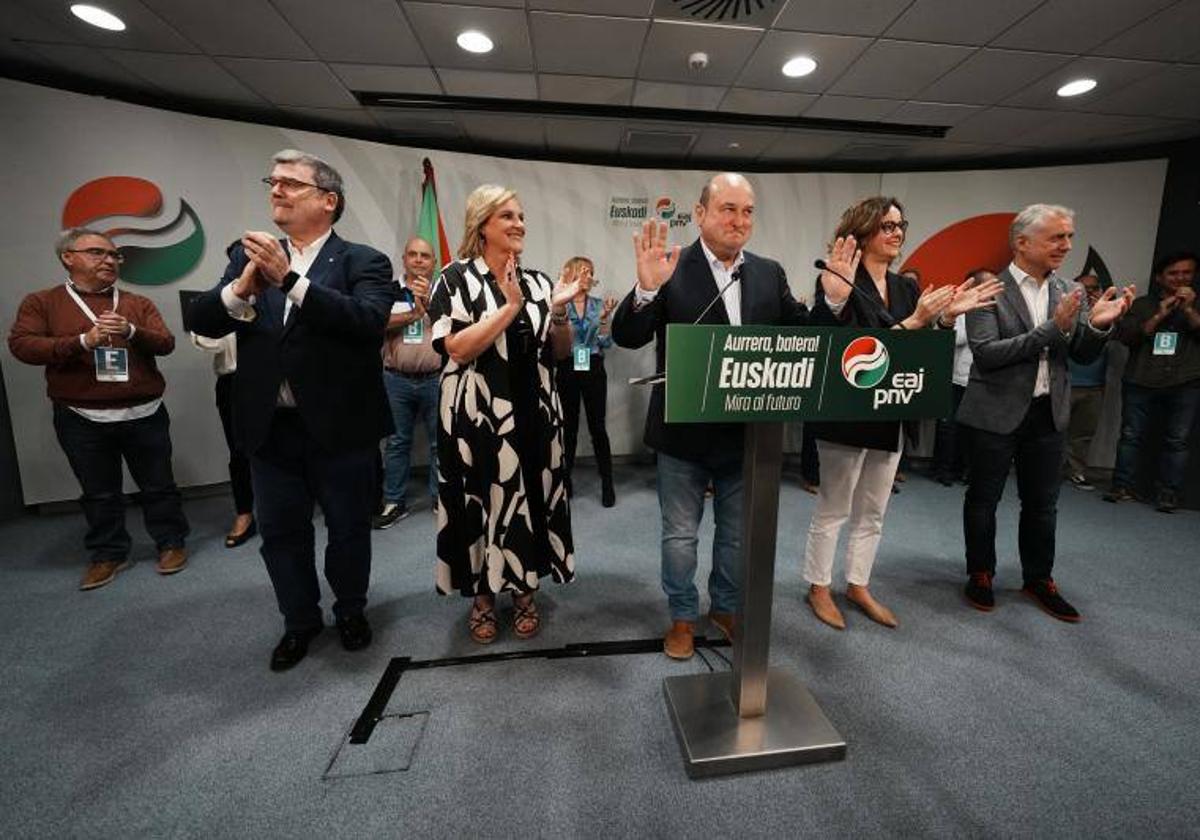 Desgaste jeltzale en los consistorios mientras Bildu rentabiliza su gestión