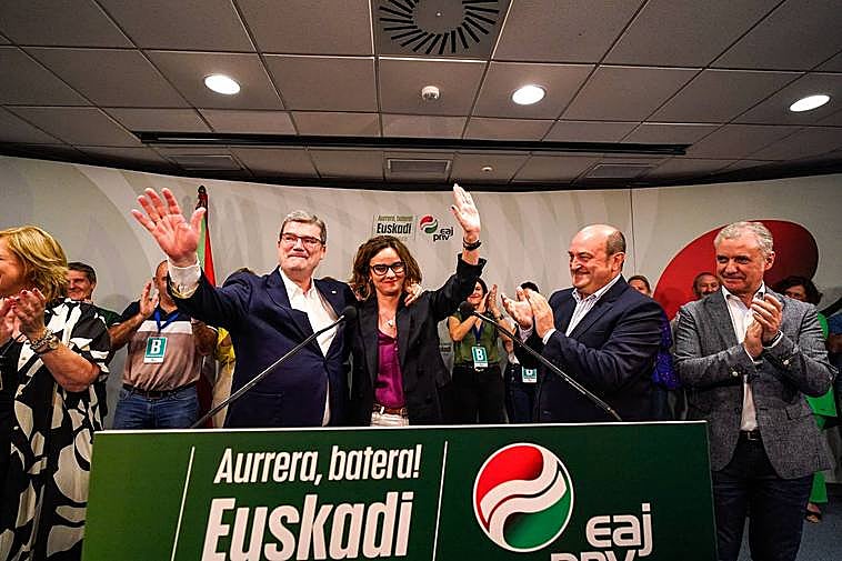 Anoni Ortuzar aplaude a los candidatos Juan Mari Aburto y Elixabete Etxanobe.