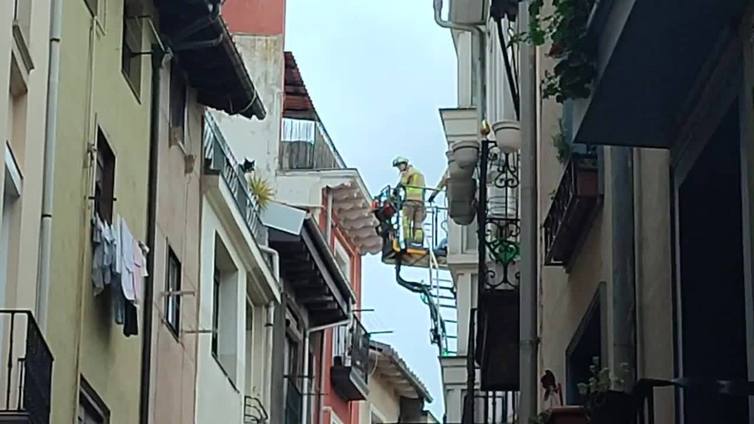 Así ha sido el rescate a un perro en la calle Herrería de Vitoria