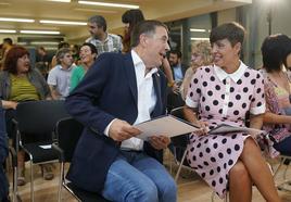 Otegi, coordinador de Bildu, le ha acompañado a varios actos, como el inicio de campaña.