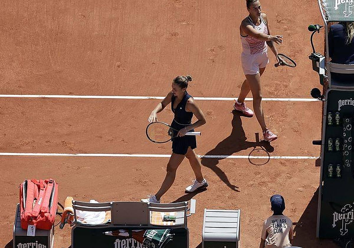 Kostyuk pasa por delante de Sabalenka tras el partido.