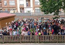 Alumnado de la escuela pública Zabalarra, en Durango, se sumó al acto simbólico de acudir con un tupperware vacío para reivindicar la construcción de una cocina en el centro