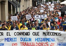 Trabajadores de Michelin durante la manifestación de esta tarde por las calles de Vitoria.