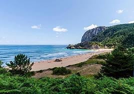 Arenal de Laga, con la peña de Ogoño al fondo.