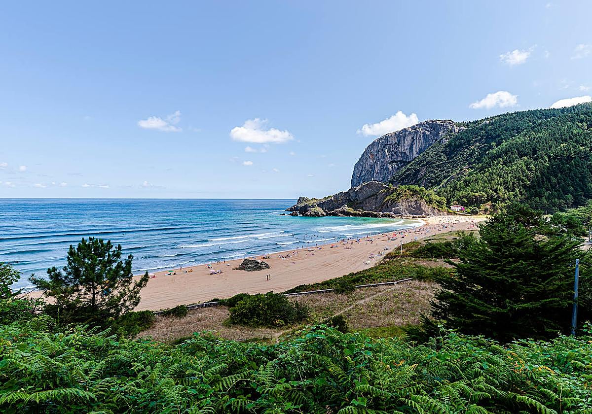 Arenal de Laga, con la peña de Ogoño al fondo.