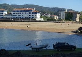 Vista de la playa de Bakio y su paseo marítimo.