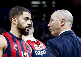 Peñarroya habla con Thompson, la brújula del juego del Baskonia.