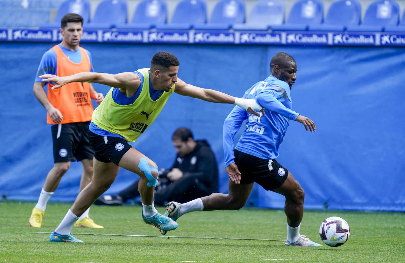 La afición apoya al Alavés en Mendizorroza