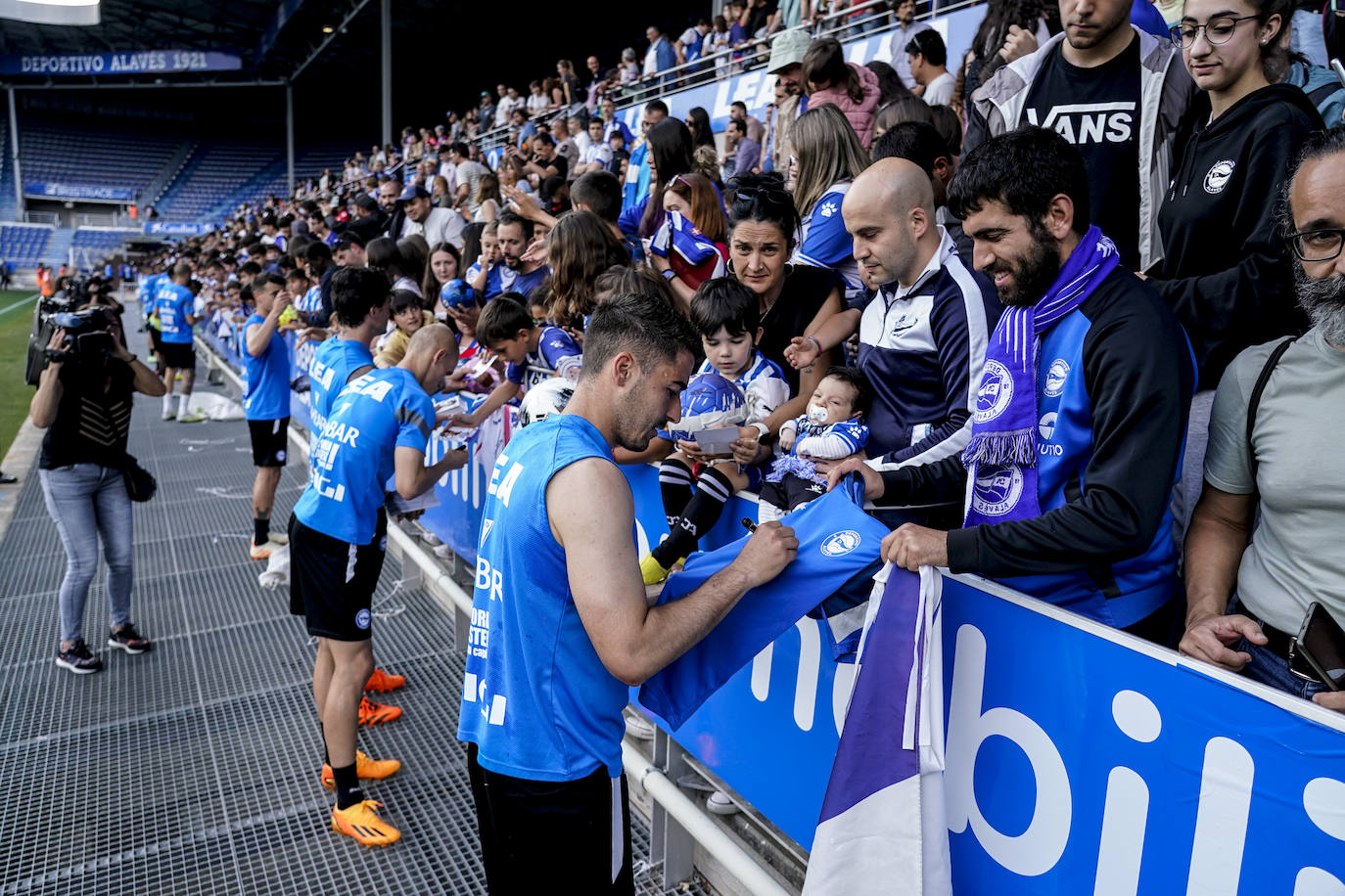 La afición apoya al Alavés en Mendizorroza