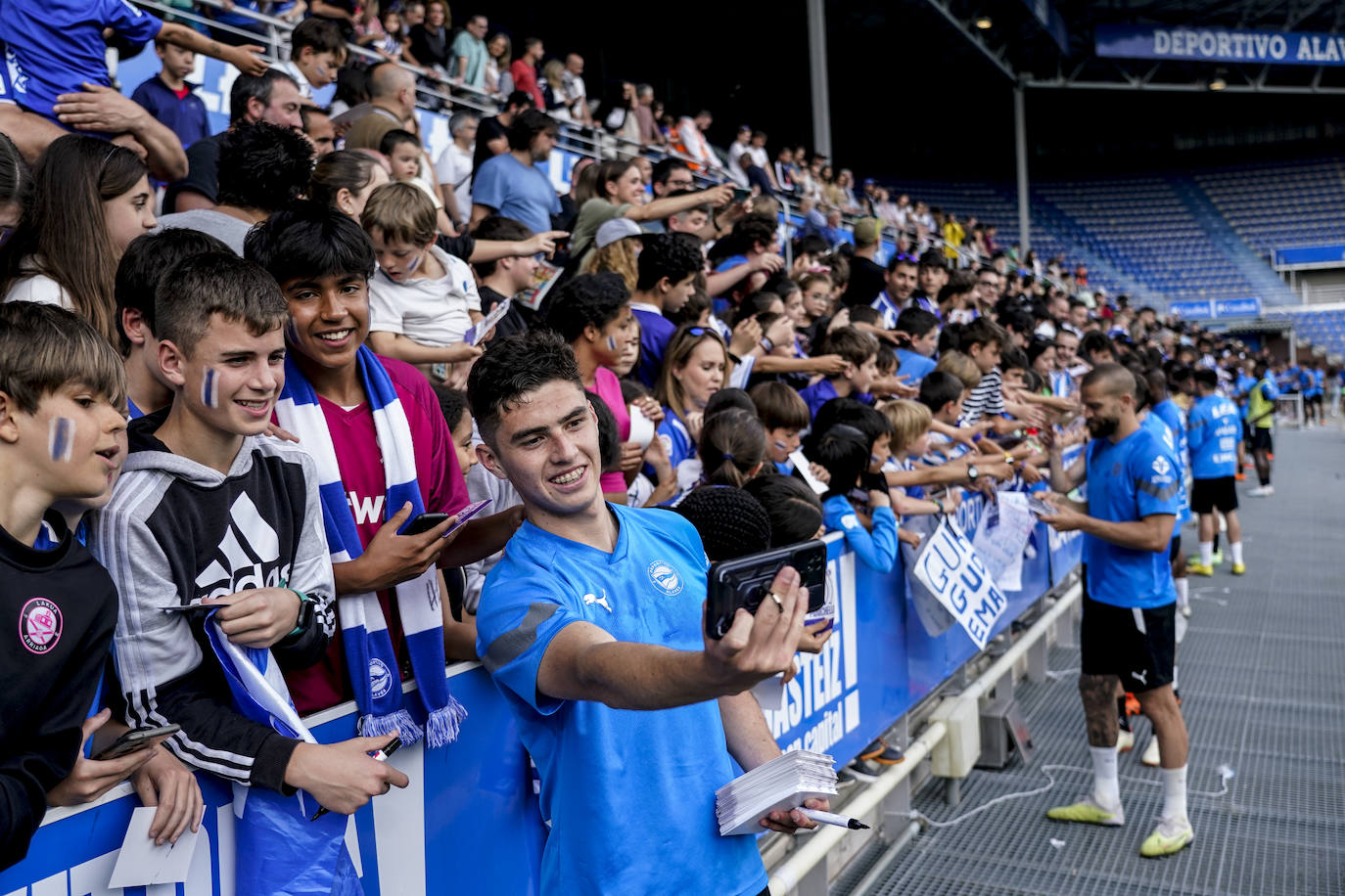 La afición apoya al Alavés en Mendizorroza