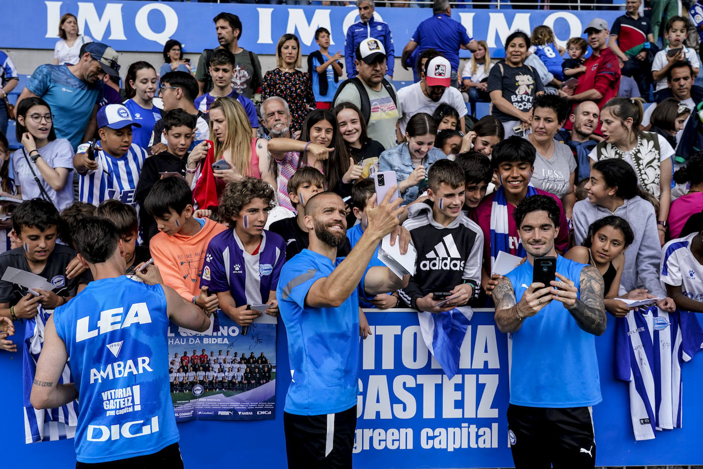 La afición apoya al Alavés en Mendizorroza