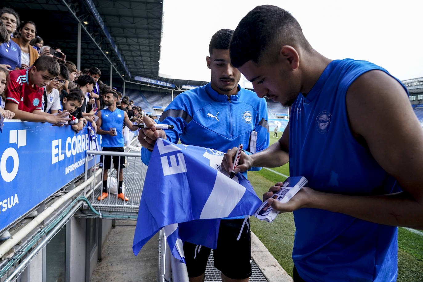 La afición apoya al Alavés en Mendizorroza