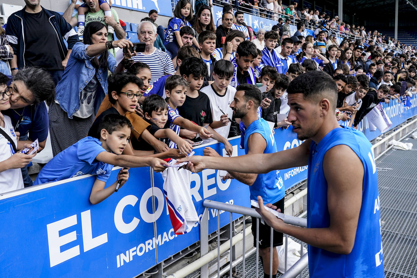 La afición apoya al Alavés en Mendizorroza