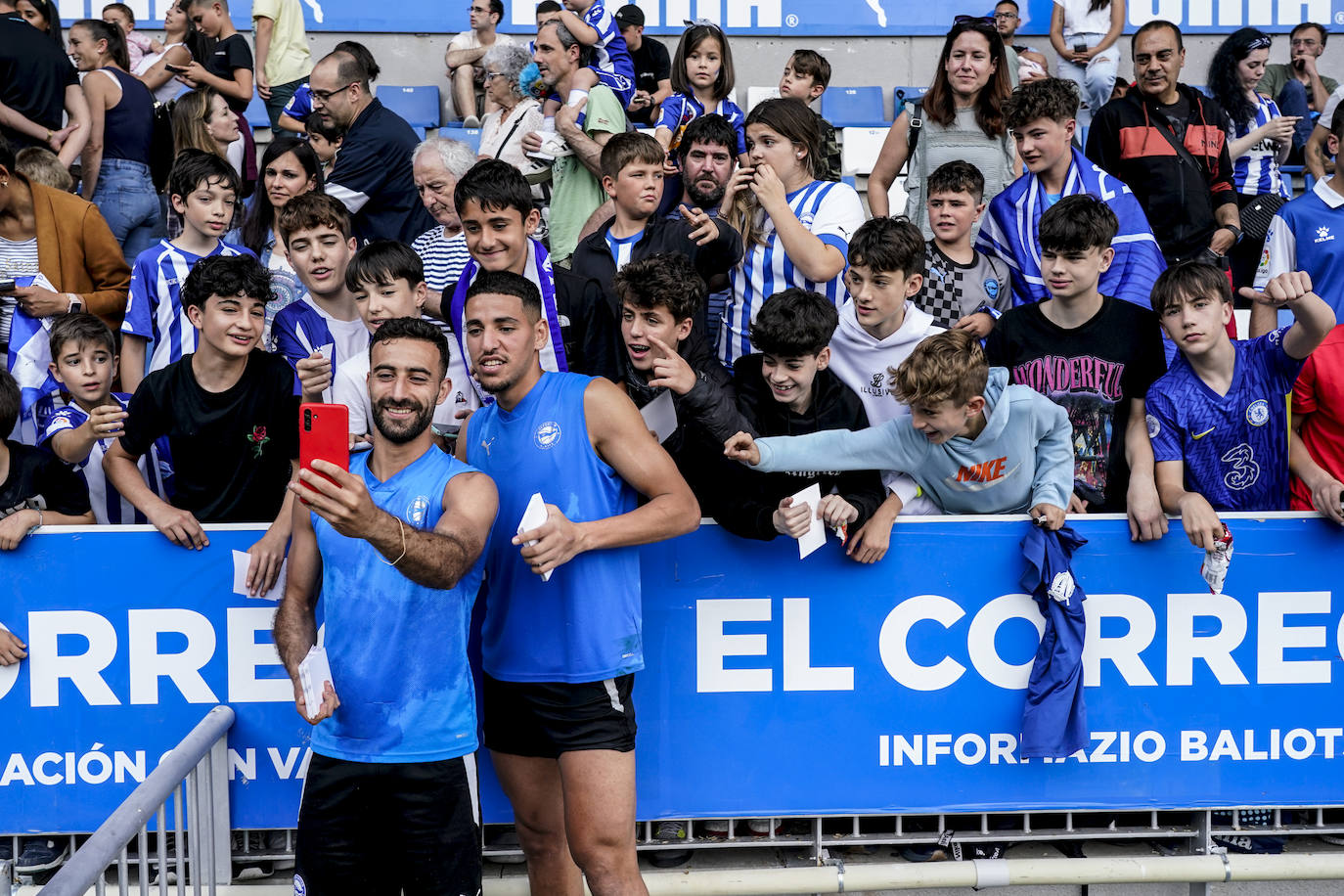 La afición apoya al Alavés en Mendizorroza