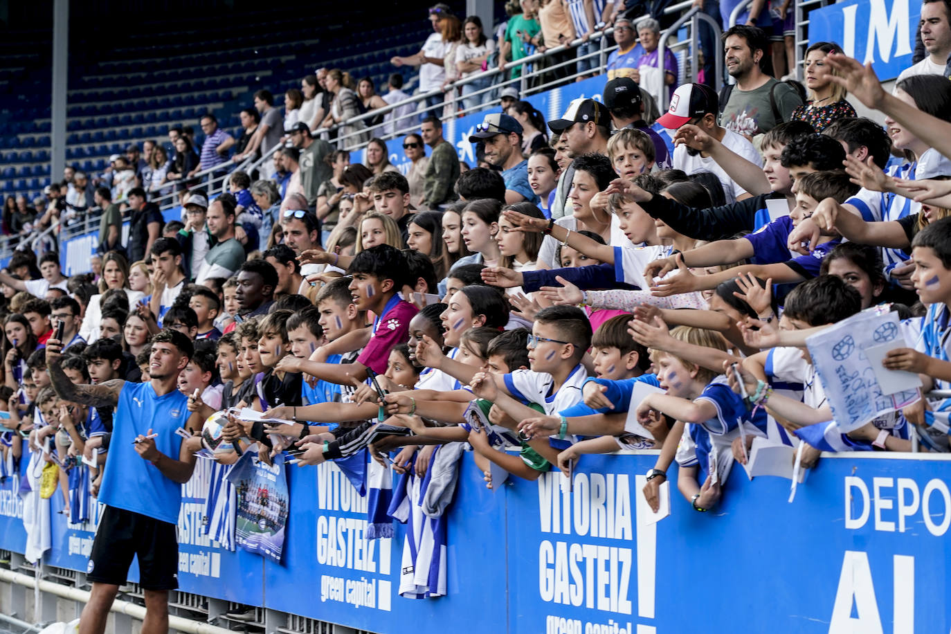 La afición apoya al Alavés en Mendizorroza