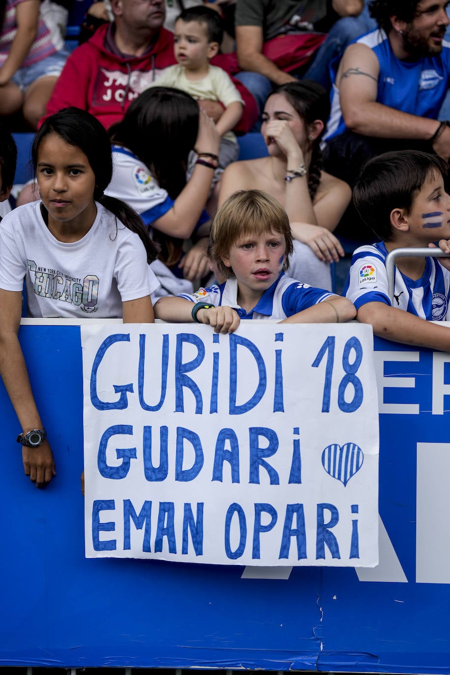 La afición apoya al Alavés en Mendizorroza