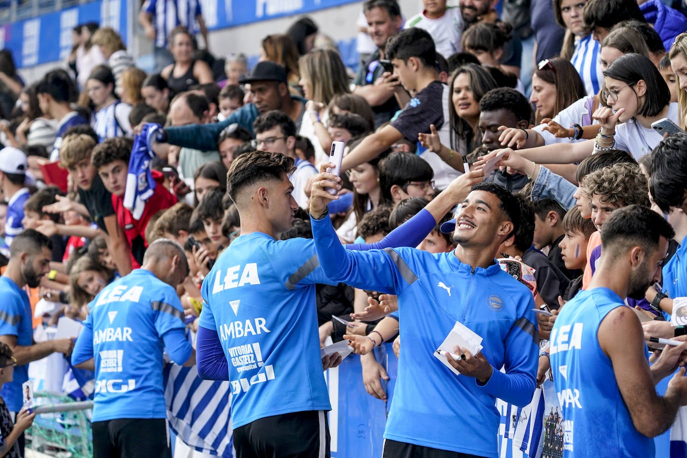 La afición apoya al Alavés en Mendizorroza