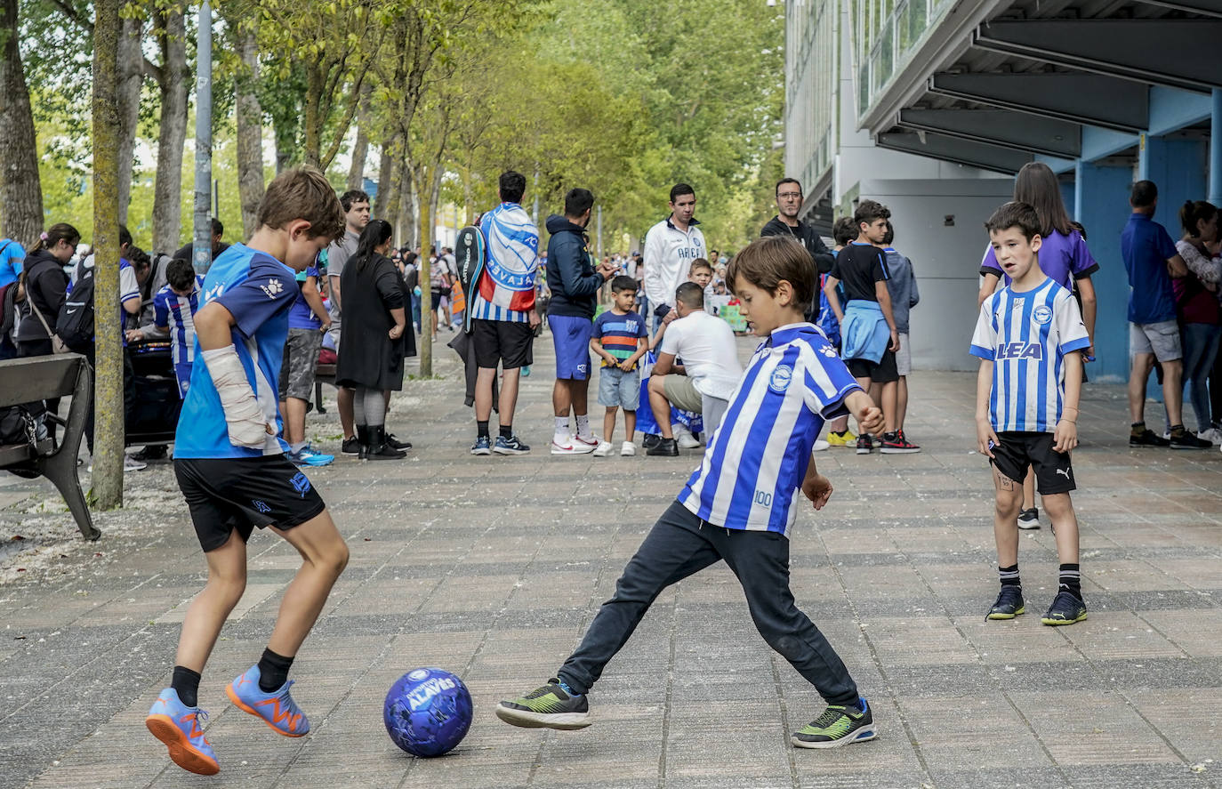 La afición apoya al Alavés en Mendizorroza