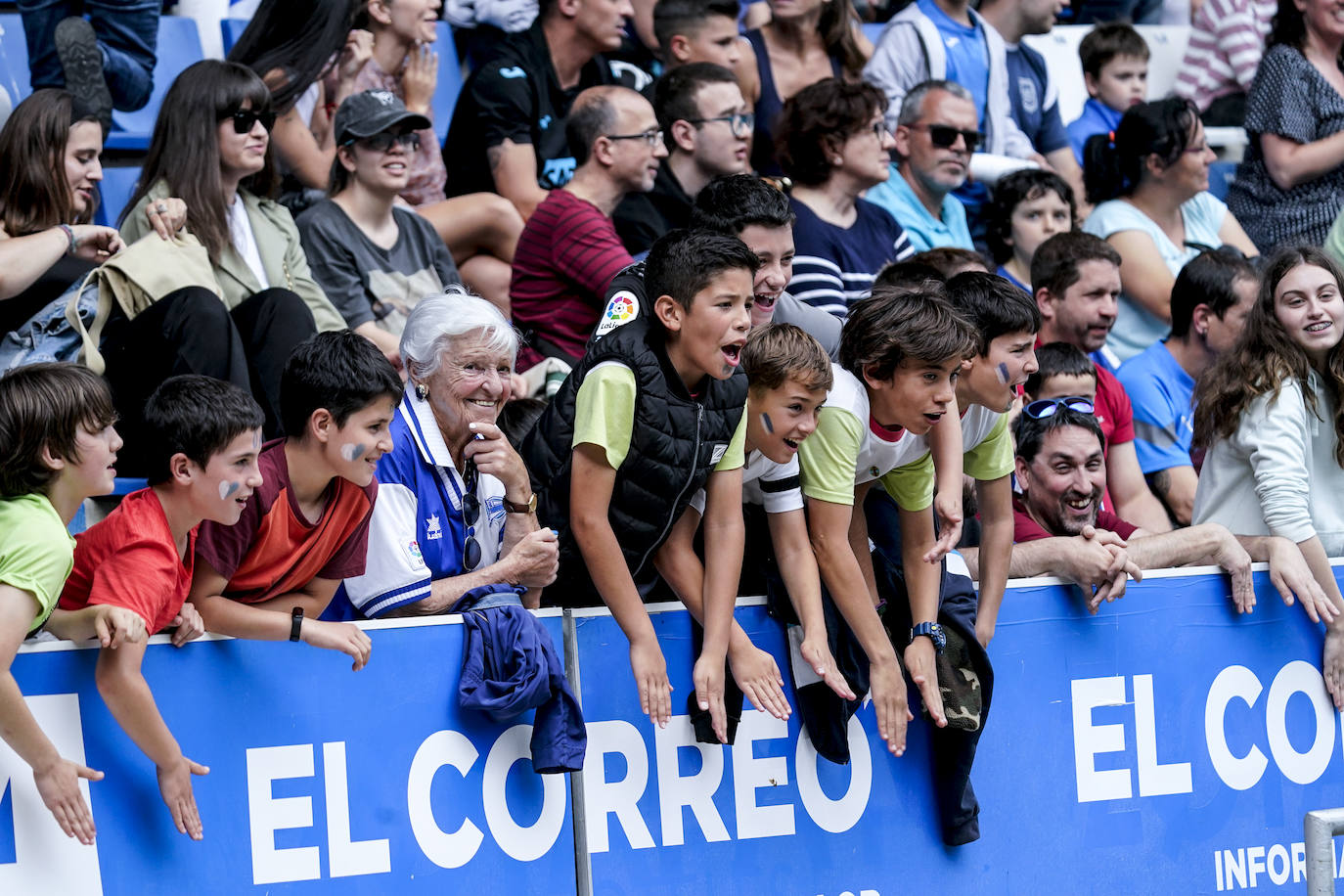 La afición apoya al Alavés en Mendizorroza