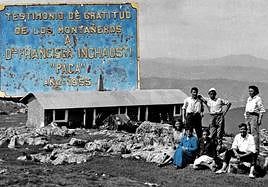 Paca Inchausti y su familia ante el refugio del Pagasarri (foto Indalecio Ojanguren, GureGipuzkoa) y placa en su honor.