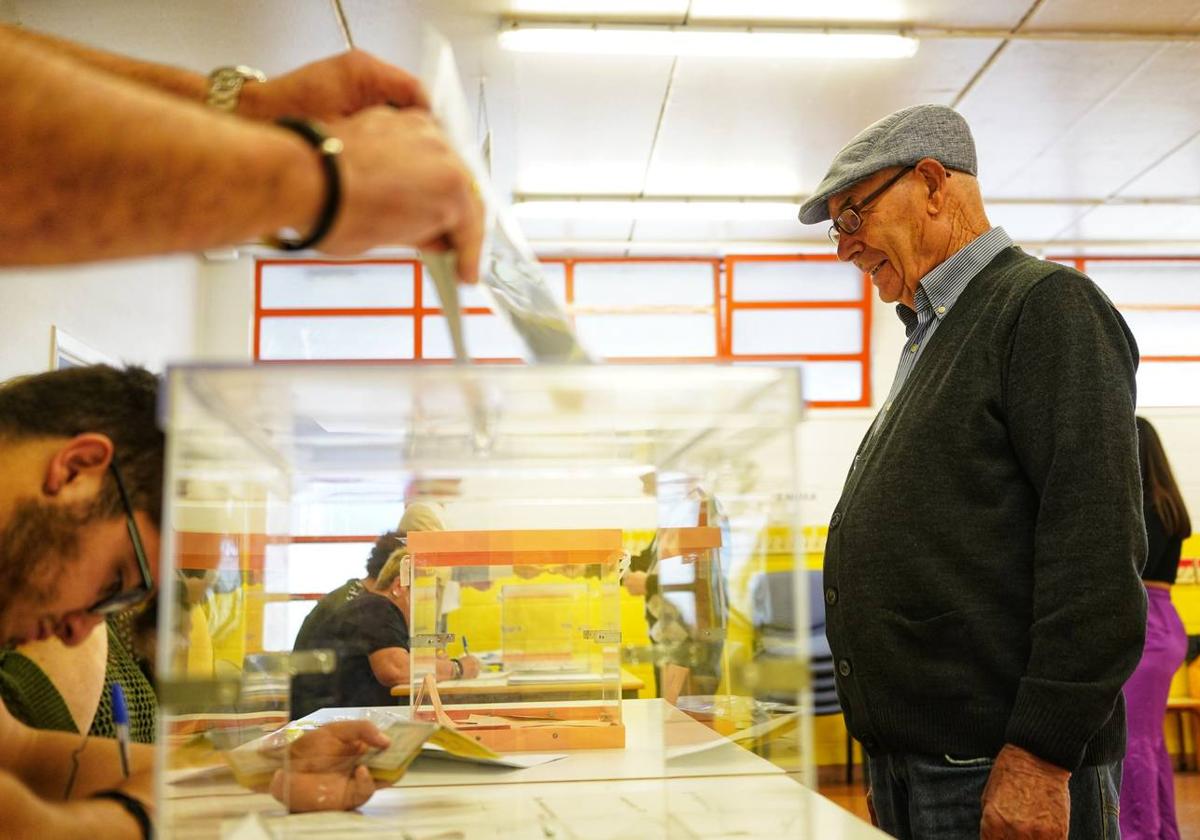 Votación en un colegio de Ermua durante el 28-M.