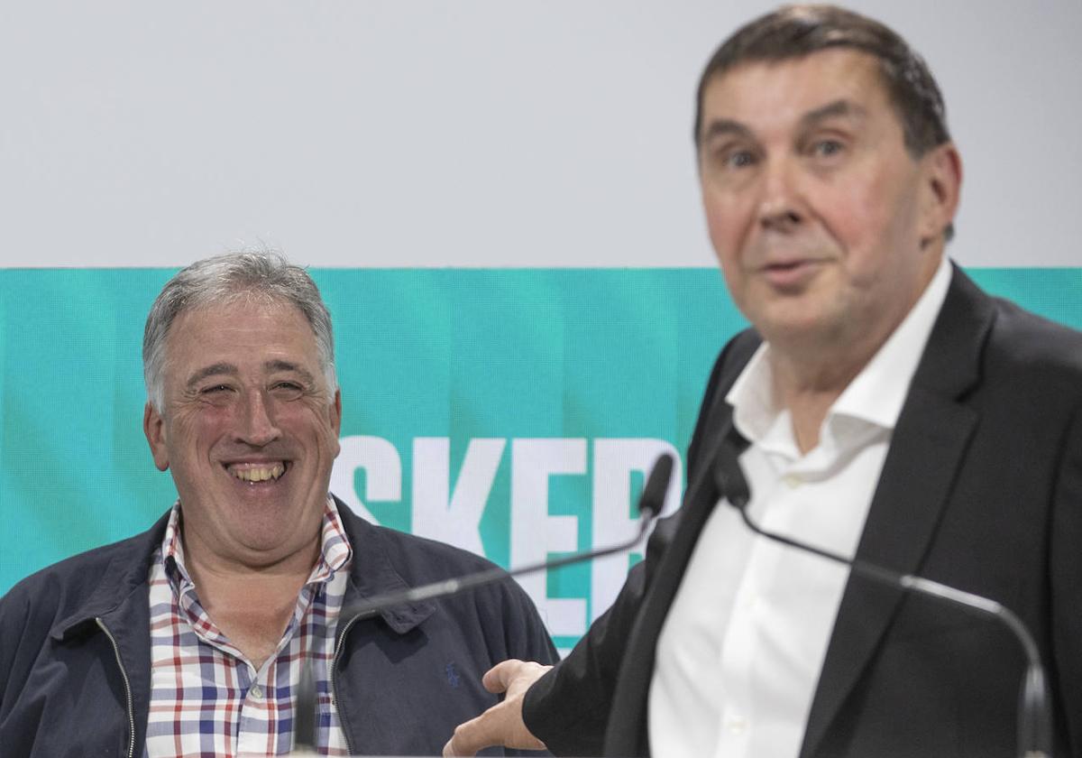 Joseba Asiron, candidato de EH Bildu a la Alcaldía de Pamplona, sonríe junto a Arnaldo Otegi