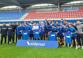 Larrea y Jainaga, en el centro de la imagen, posan junto a la plantilla y el cuerpo técnico.