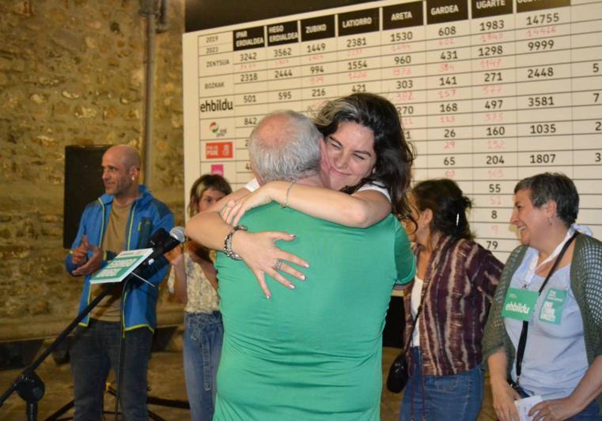 La ganadora de las elecciones municipales de Llodio celebra su triunfo.