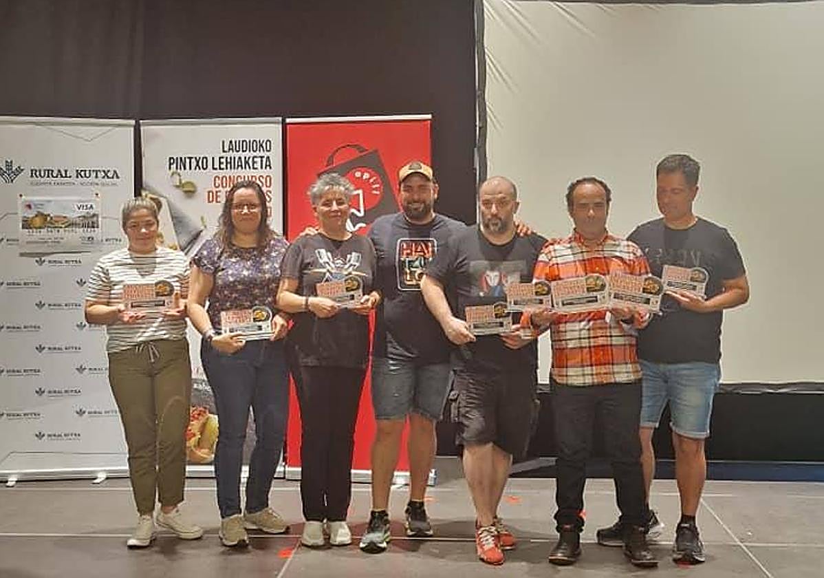 Los premiados en el último concurso de pintxos de Llodio.
