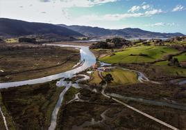 Vista aérea del terreno que ocupan las marismas en la Reserva de la Biosfera de Urdaibai.