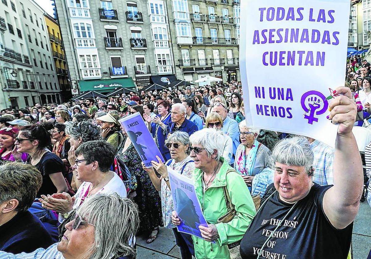 Cientos de personas manifestaron el lunes su repulsa en la Virgen Blanca.