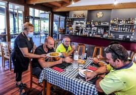 La anterior gerente del local sirve el menú del día a una cuadrilla de trabajadores.