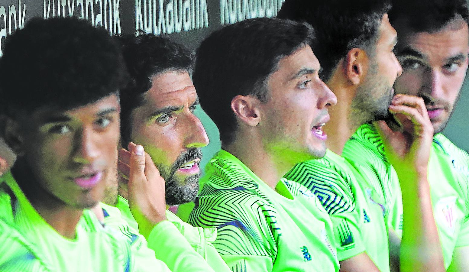 Raúl García y Oier Zarraga, en la imagen en el banquillo ante el Elche, acudirán al Bernabéu sin saber si seguirán en el club la próxima temporada.