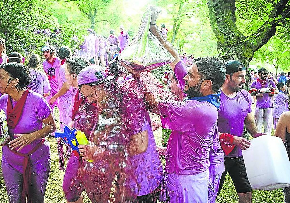 Una estampa de archivo de la batalla del vino jarrera.