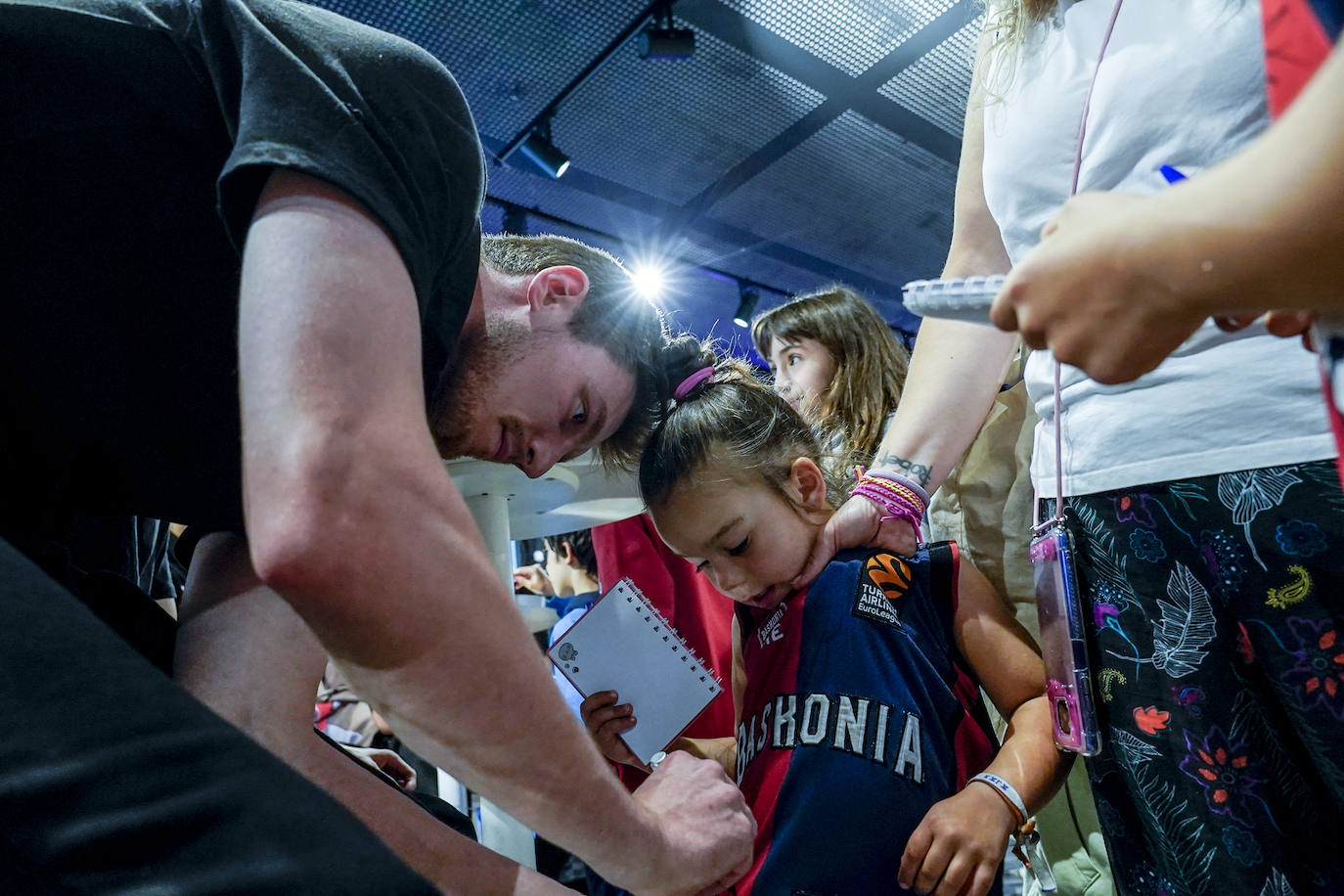 Las mejores fotos de la firma de autógrafos del Baskonia