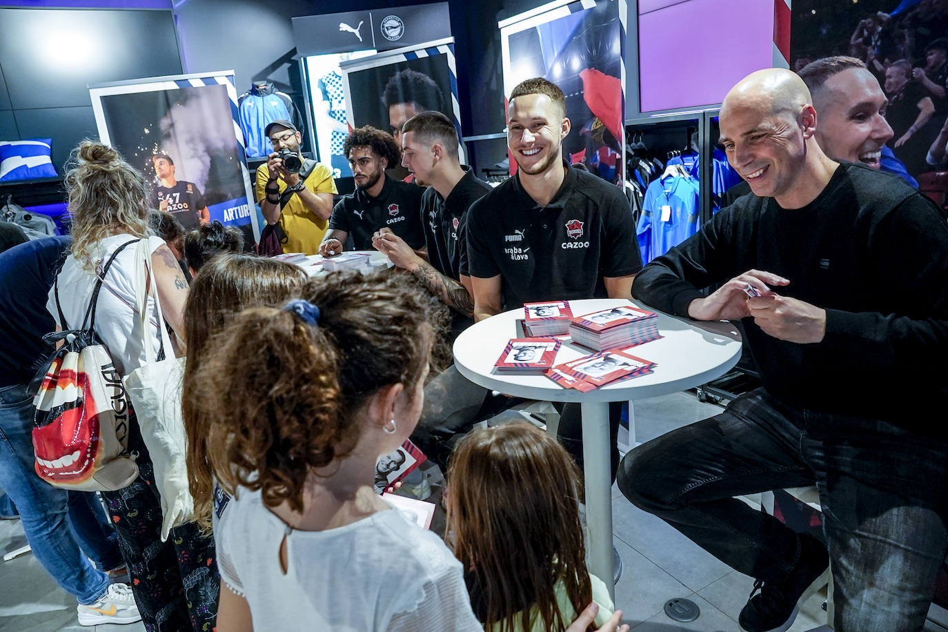 Las mejores fotos de la firma de autógrafos del Baskonia