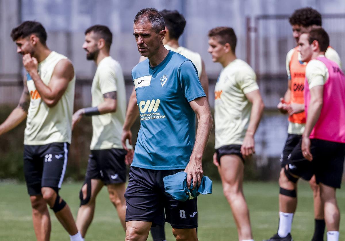 Gaizka Garitano dirige el entrenamiento del Eibar de este jueves.