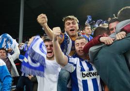 Un grupo de aficionados anima al Alavés.