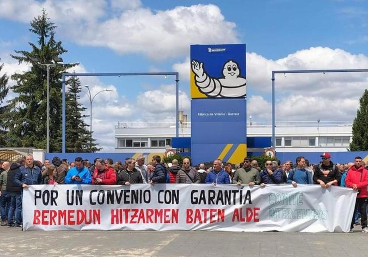 Trabajadores de Michelin, durante la concentración celebrada el pasado día 18.