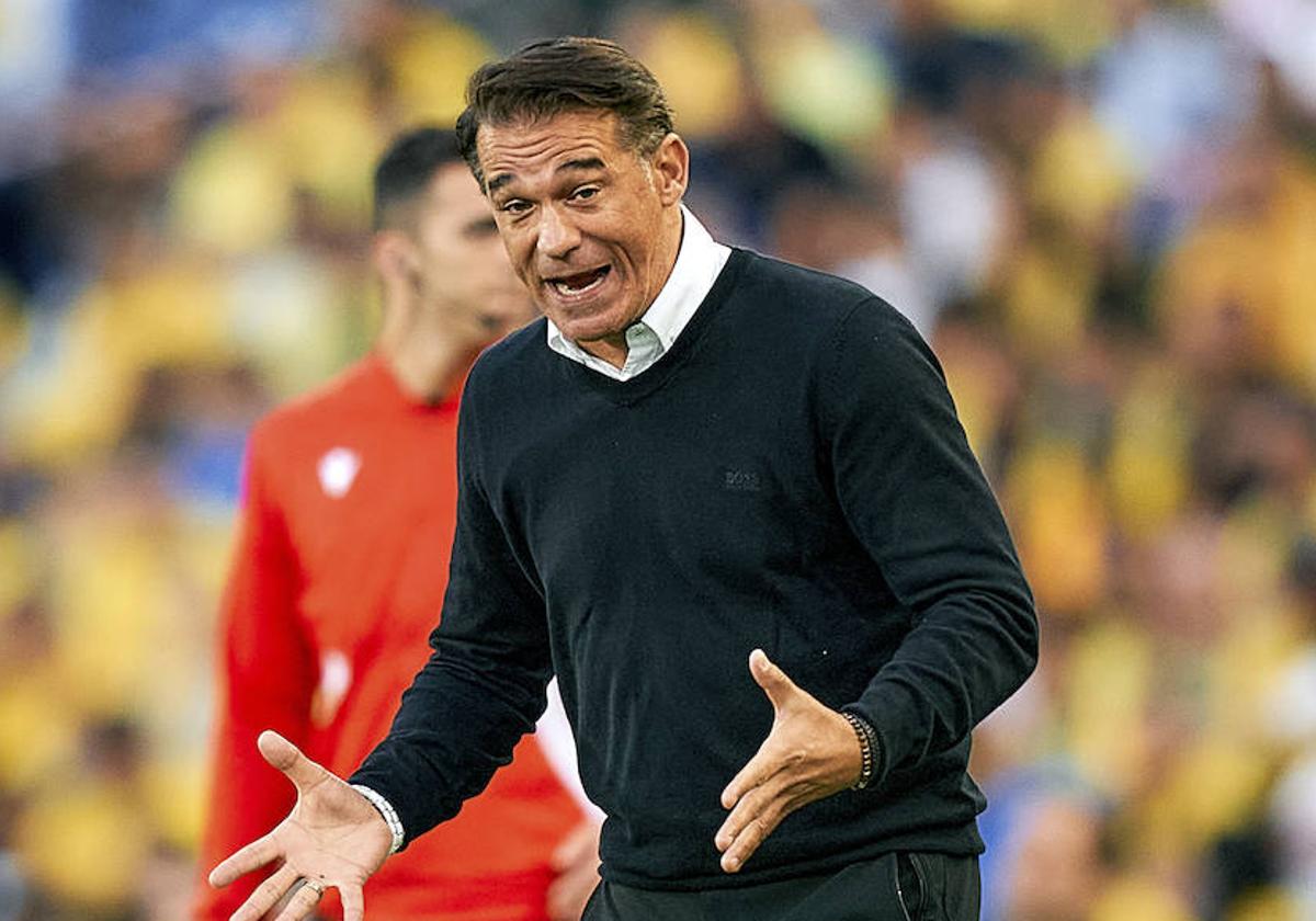 Luis García gesticula durante un partido de esta temporada.