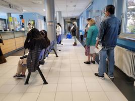 Pacientes esperando en el ambulatorio de Las Arenas durante una huelga sanitaria