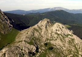 En el monte Astxiki se localizó un castillo en el siglo XII.