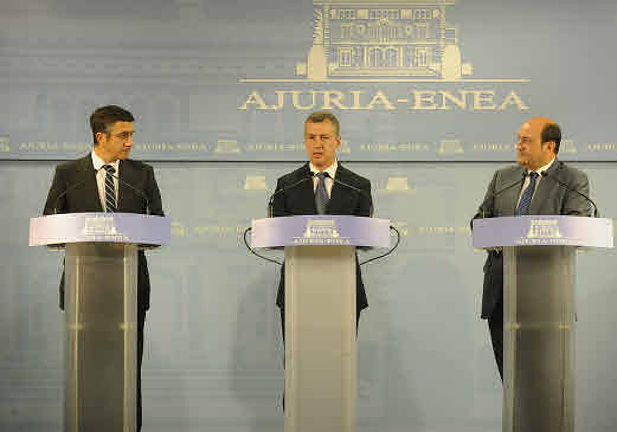 López, Urkullu y Ortuzar, en la firma del primer acuerdo PNV-PSE en 2013.