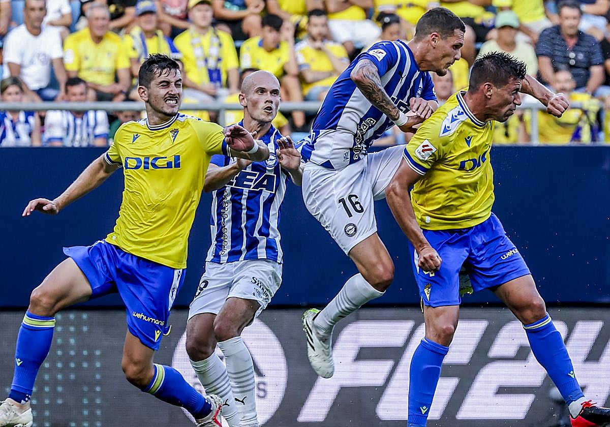 Rafa Marín vuela en una acción aérea.
