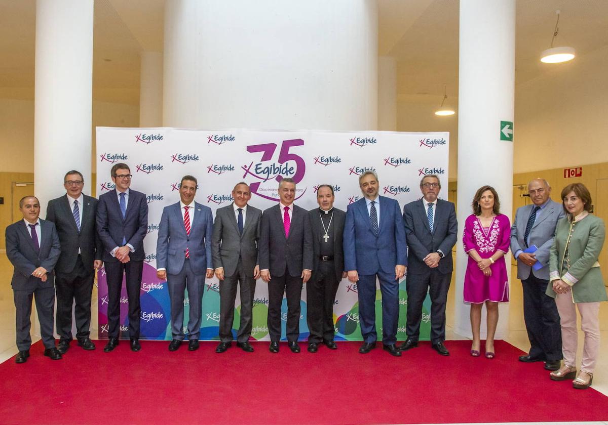 El obispo junto al lehendakari y miembros del patronato en la celebración del 75 aniversario de Egibide.