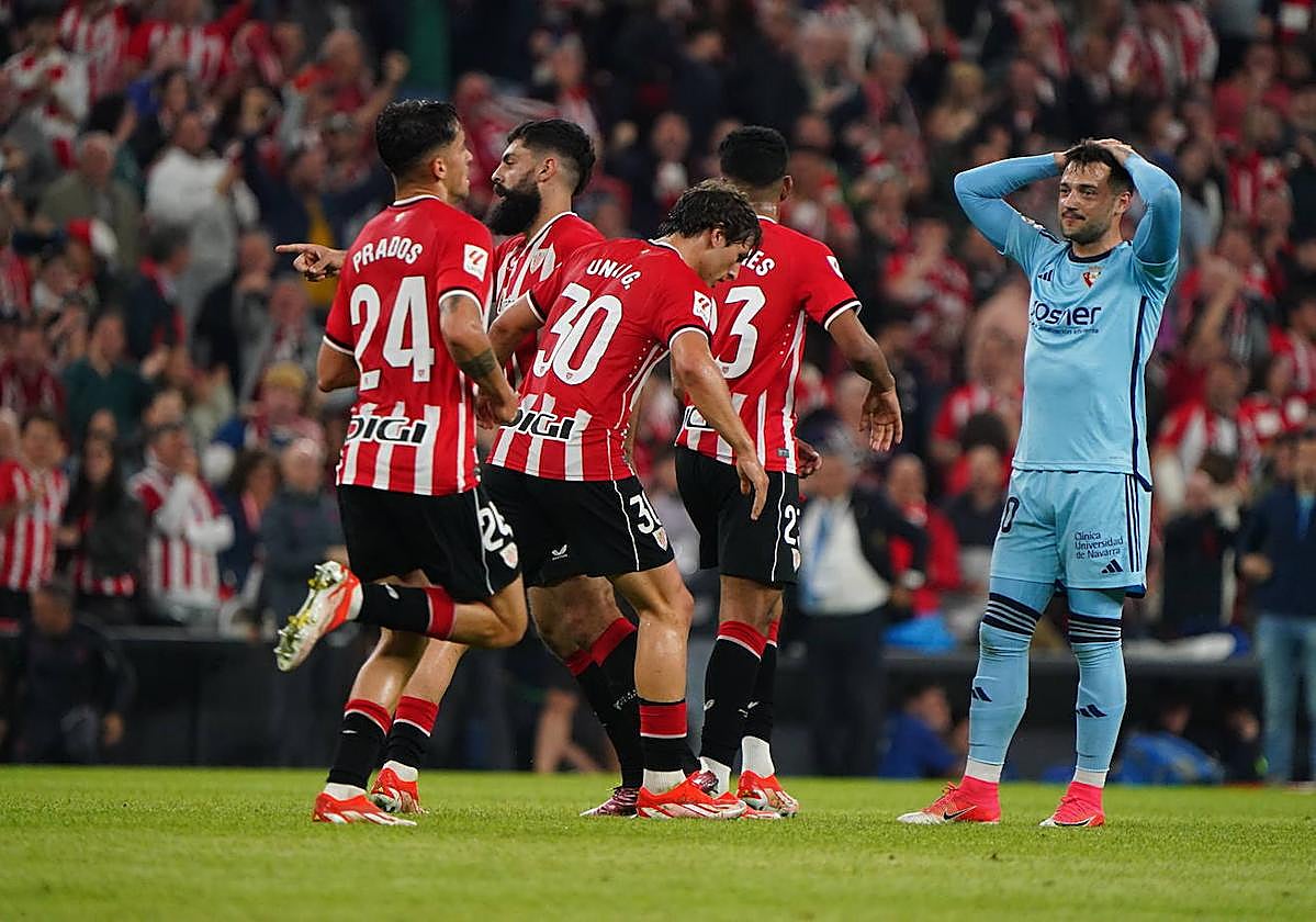 Los jugadores del Athletic celebran el empate, mientgras Arnaiz lamenta los dos puntos perdidos en el descuento.